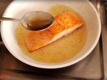 Gebratenes Lachsfilet auf Gemüsebett, mit Gänseblümchen garniert - Rezept - Bild Nr. 19