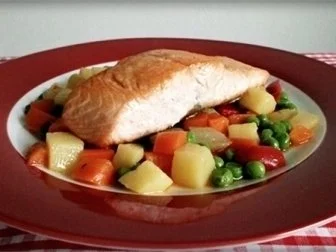 Gebratenes Lachsfilet auf Gemüsebett, mit Gänseblümchen garniert - Rezept - Bild Nr. 22