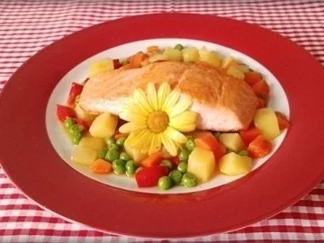 Gebratenes Lachsfilet auf Gemüsebett, mit Gänseblümchen garniert - Rezept - Bild Nr. 23