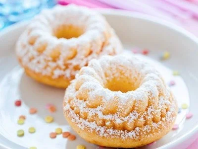 Rezept: Amarettorahm-Erdbeer- und Stracciatella-Gugl Amarettorahm-Erdbeer- und Stracciatella-Gugl - Rezept