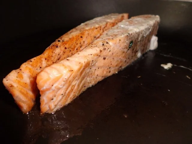 Rezept: Fisch: Lachs mit Spinatomelett und Kartoffeln Bild Nr. 2 Fisch: Lachs mit Spinatomelett und Kartoffeln - Rezept - Bild Nr. 2