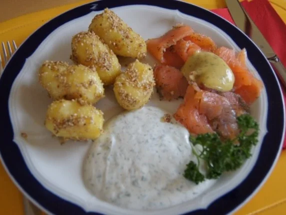 Sesamdrillinge mit Lachs, Senf-Honig-Sauce mit Dill und Kräutercreme - Rezept