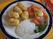 Sesamdrillinge mit Lachs, Senf-Honig-Sauce mit Dill und Kräutercreme - Rezept