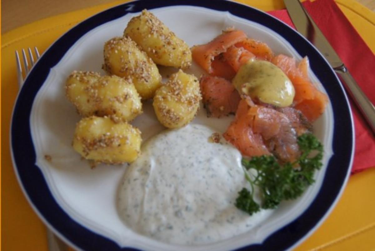 Bilder für Sesamdrillinge mit Lachs, Senf-Honig-Sauce mit Dill und Kräutercreme - Rezept