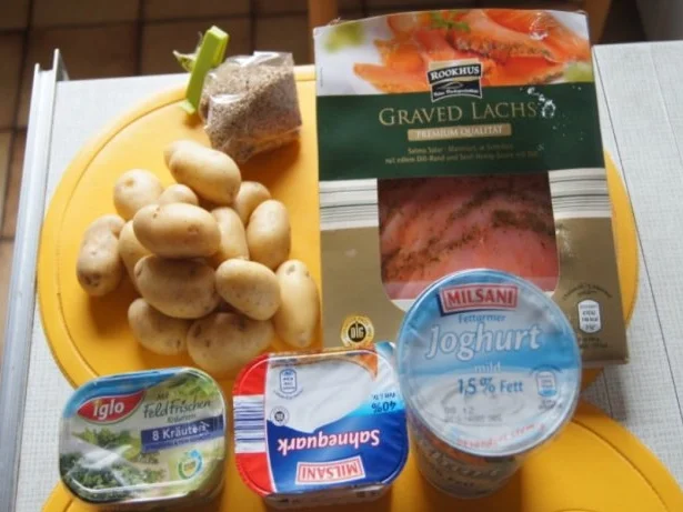 Sesamdrillinge mit Lachs, Senf-Honig-Sauce mit Dill und Kräutercreme - Rezept - Bild Nr. 2