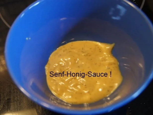 Sesamdrillinge mit Lachs, Senf-Honig-Sauce mit Dill und Kräutercreme - Rezept - Bild Nr. 5