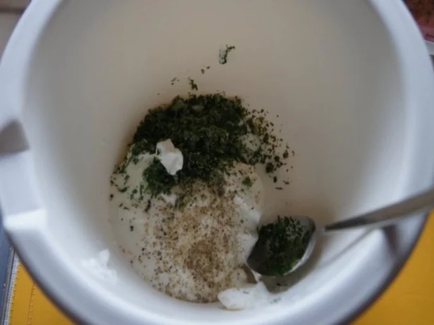 Sesamdrillinge mit Lachs, Senf-Honig-Sauce mit Dill und Kräutercreme - Rezept - Bild Nr. 3