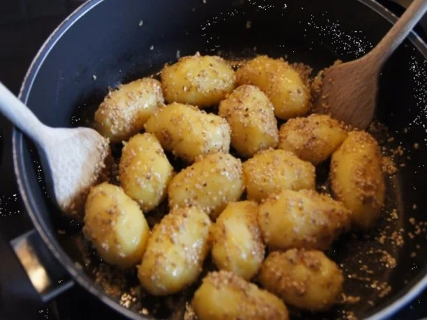 Sesamdrillinge mit Lachs, Senf-Honig-Sauce mit Dill und Kräutercreme - Rezept - Bild Nr. 8