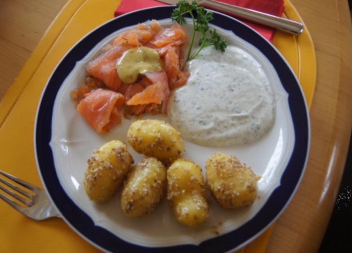 Sesamdrillinge mit Lachs, Senf-Honig-Sauce mit Dill und Kräutercreme - Rezept - Bild Nr. 9