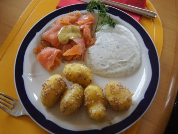 Sesamdrillinge mit Lachs, Senf-Honig-Sauce mit Dill und Kräutercreme - Rezept - Bild Nr. 9