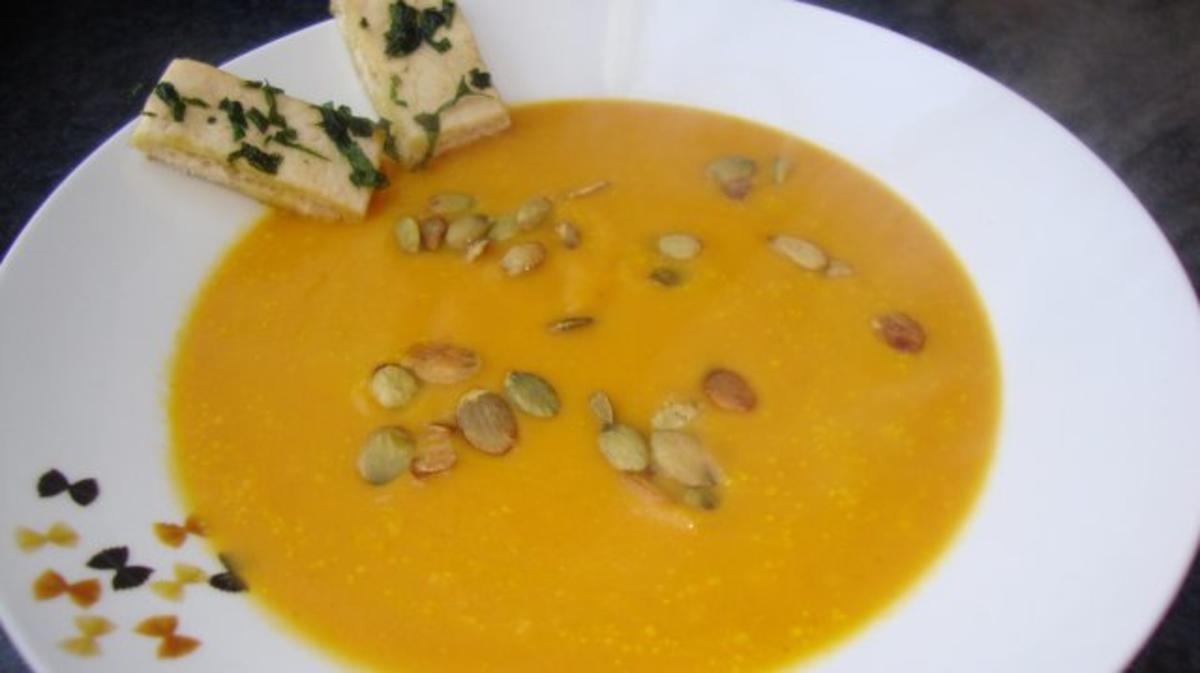 KAROTTENCREMESUPPE mit Karotten gewürfelt und Kartoffel geschält frisch ...