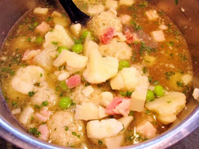 Rezept: Blumenkohlsuppe mit Markklößchen Bild Nr. 5 Blumenkohlsuppe mit Markklößchen - Rezept - Bild Nr. 5