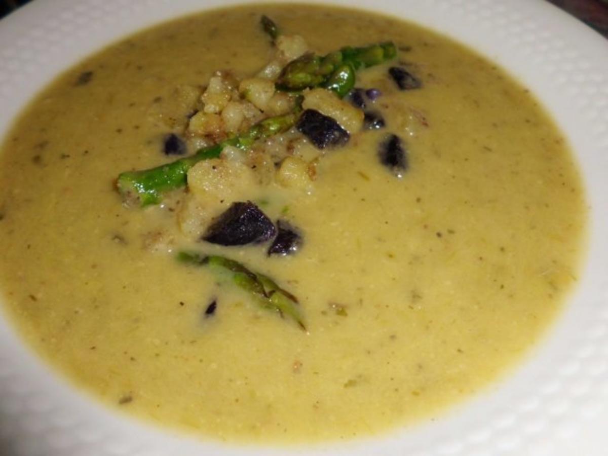 Suppe: Grüner Spargel-Suppe mit Kartoffelwürfel und Spargelköpfen - Rezept