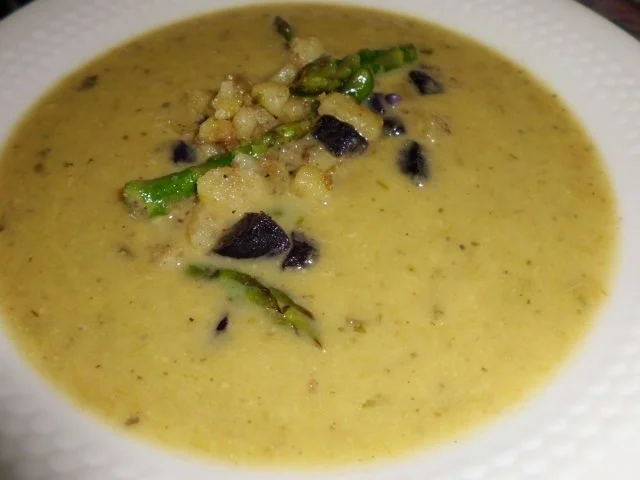 Suppe: Grüner Spargel-Suppe mit Kartoffelwürfel und Spargelköpfen - Rezept