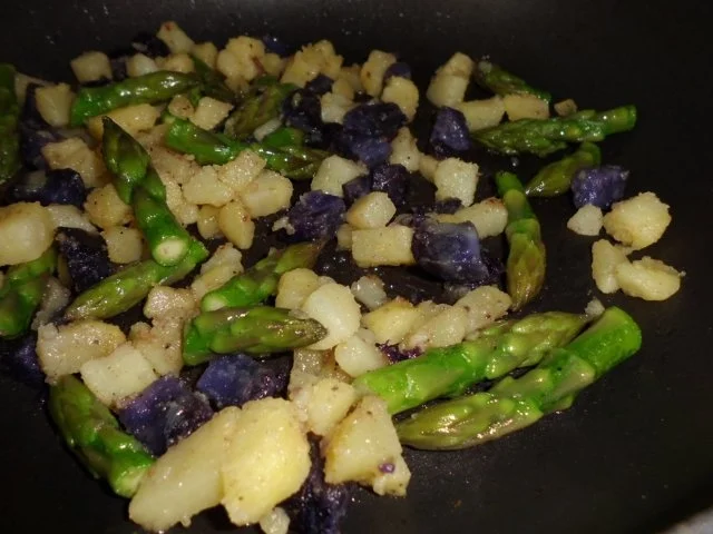 Suppe: Grüner Spargel-Suppe mit Kartoffelwürfel und Spargelköpfen - Rezept - Bild Nr. 3