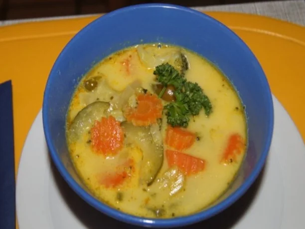 Pikante Gemüsesuppe mit Kokosmilch und Hähnchenbrustfilet - Rezept