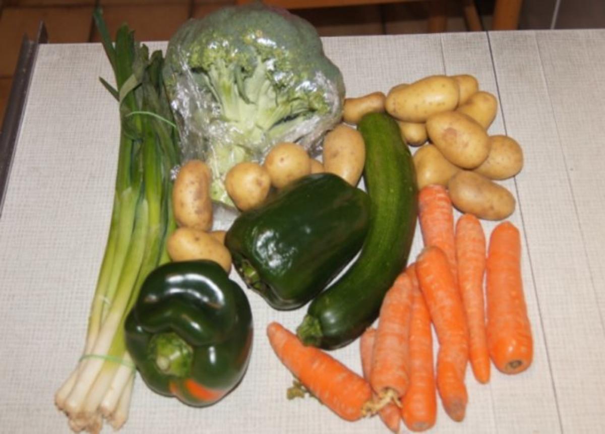 Pikante Gemüsesuppe mit Kokosmilch und Hähnchenbrustfilet - Rezept - Bild Nr. 2