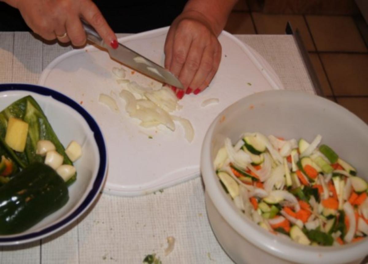 Pikante Gemüsesuppe mit Kokosmilch und Hähnchenbrustfilet - Rezept - Bild Nr. 4