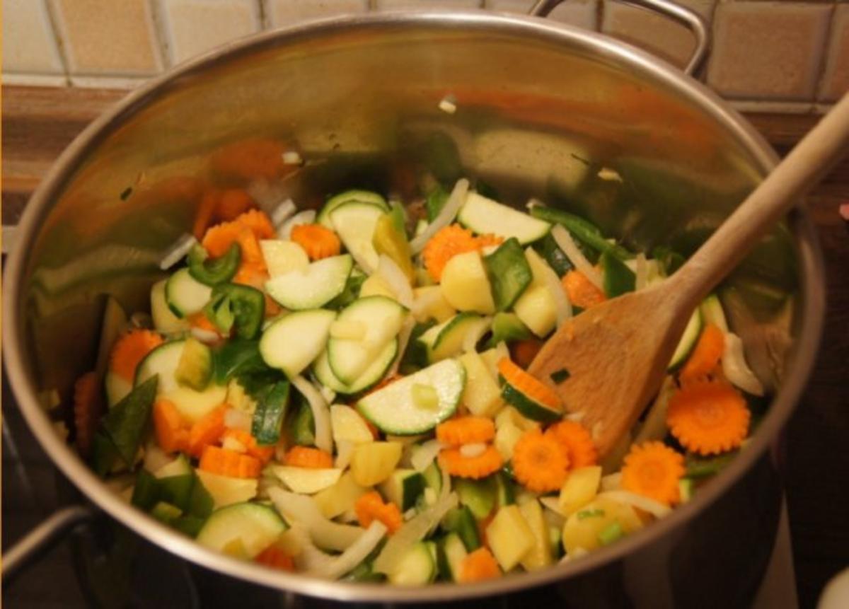 Pikante Gemüsesuppe mit Kokosmilch und Hähnchenbrustfilet - Rezept - Bild Nr. 8