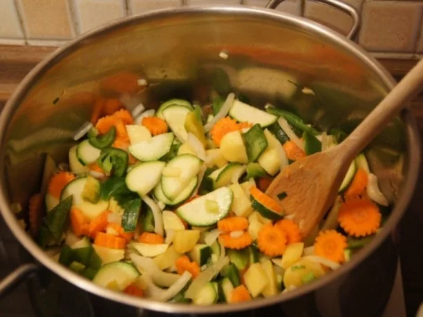 Pikante Gemüsesuppe mit Kokosmilch und Hähnchenbrustfilet - Rezept - Bild Nr. 8