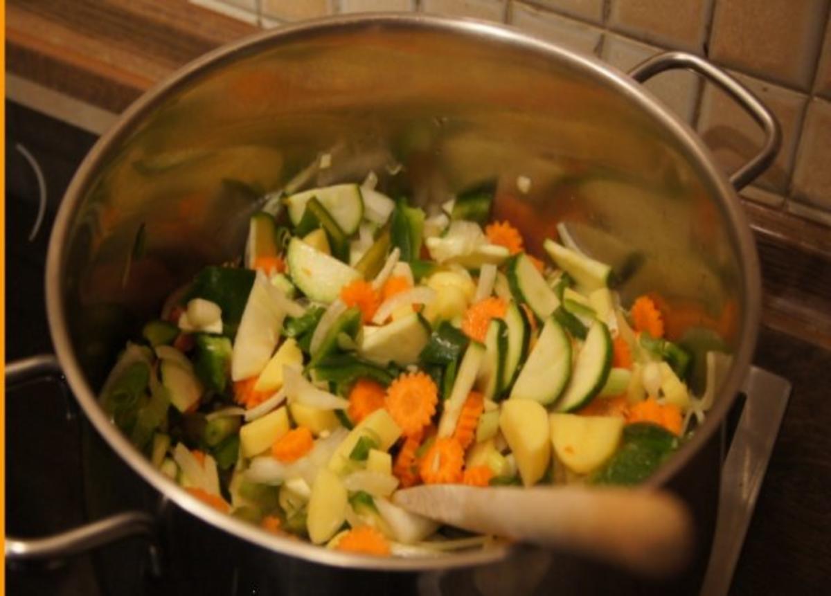 Pikante Gemüsesuppe mit Kokosmilch und Hähnchenbrustfilet - Rezept - Bild Nr. 7