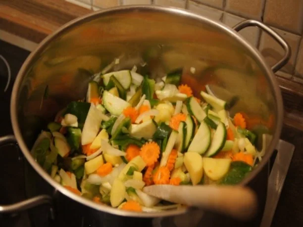 Pikante Gemüsesuppe mit Kokosmilch und Hähnchenbrustfilet - Rezept - Bild Nr. 7