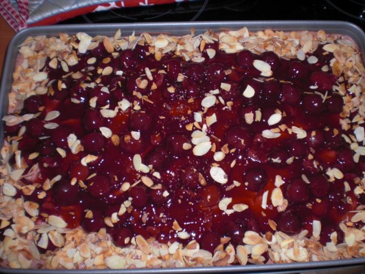 Kirsch-Schoko-Nuss-Blechkuchen - Rezept - kochbar.de