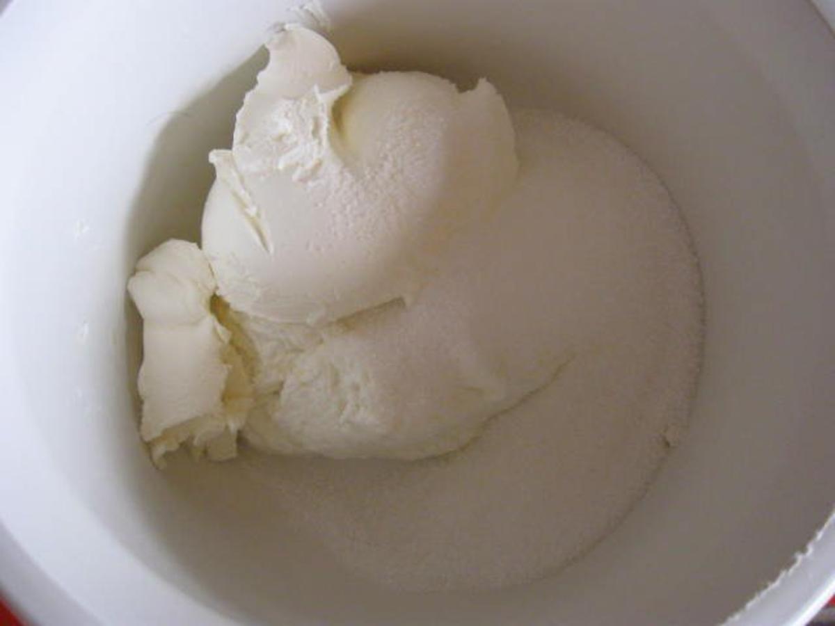 Heidelbeer - Quark - Kuchen mit Streusel - Rezept - kochbar.de