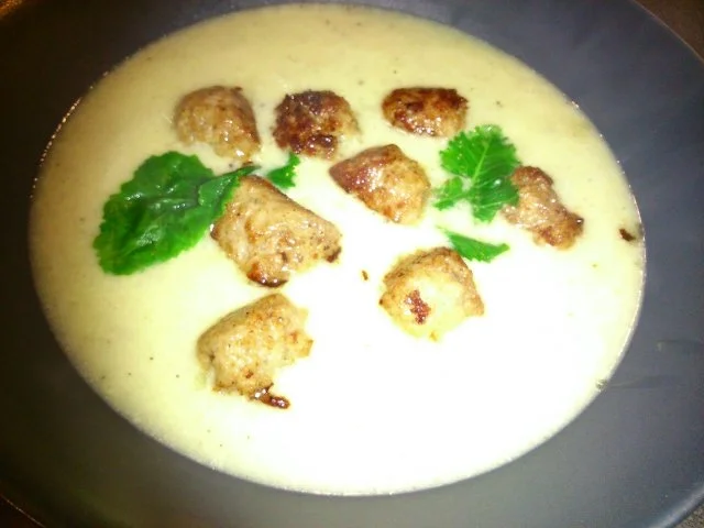 Rezept: Kohlrabicremesuppe mit Brätbällchen Bild Nr. 2 Kohlrabicremesuppe mit Brätbällchen - Rezept - Bild Nr. 2