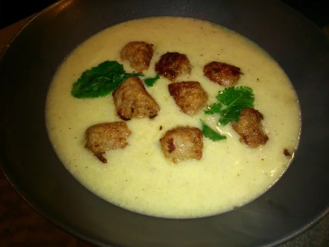 Rezept: Kohlrabicremesuppe mit Brätbällchen Kohlrabicremesuppe mit Brätbällchen - Rezept