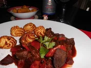 Feines Hirschragout mit süßer Pfeffersoße>> - Rezept