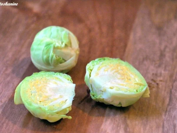 Parmesan-Rosenkohl mit Hähnchenschenkeln - Rezept - Bild Nr. 2