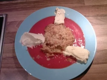 Applecrumble mit Himmberspielgel und Vanilleeis - Rezept