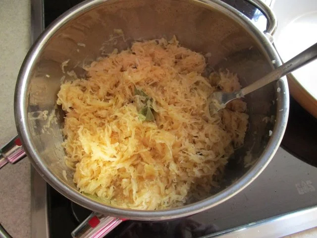 Rezept: Sauerkraut mal eingepackt in Schweinsroulade Bild Nr. 5 Sauerkraut mal eingepackt in Schweinsroulade - Rezept - Bild Nr. 5