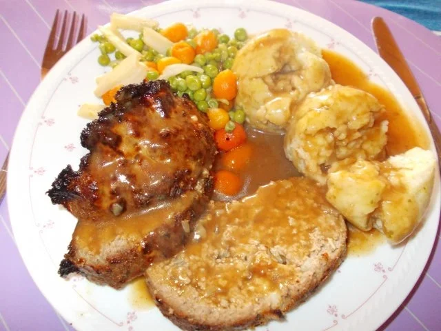 Hackbraten mit Klösen und Gemüse - Rezept