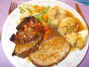 Hackbraten mit Klösen und Gemüse - Rezept