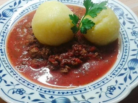 Klöße in pikanter Sauce - Rezept