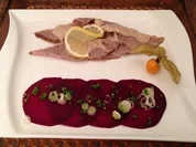 Vitello Tonnato auf Rote Bete-Carpaccio und Malzbierbrot - Rezept