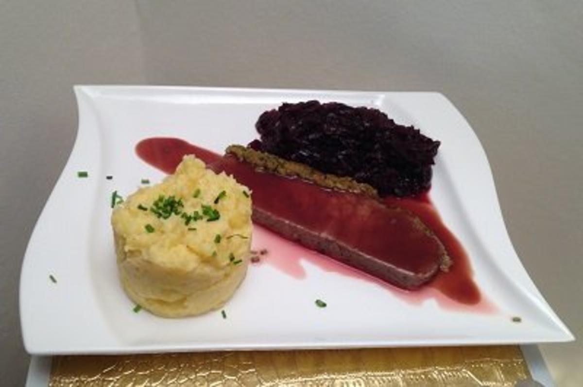 Bilder für Roastbeef mit Calvados-Rotkohl, Kartoffelstampf an Portwein-Rotwein-Reduktion - Rezept