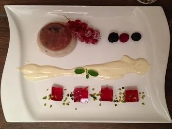 Rote-Grütze-Parfait mit pinkem Champagner-Minze-Gelee an Sauce der Tahitivanille - Rezept