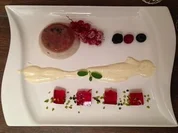 Rote-Grütze-Parfait mit pinkem Champagner-Minze-Gelee an Sauce der Tahitivanille - Rezept