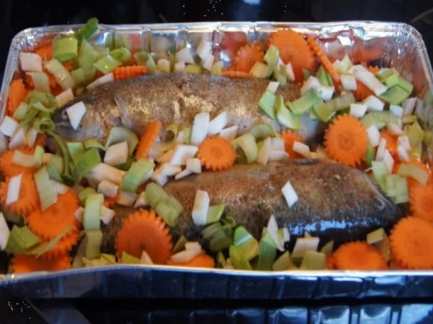 Regenbogen-Forelle mit Gemüse und Erbsen-Kartoffelstampf - Rezept - Bild Nr. 5