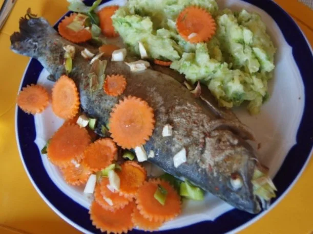 Regenbogen-Forelle mit Gemüse und Erbsen-Kartoffelstampf - Rezept