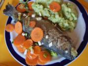Rezept: Regenbogen-Forelle mit Gemüse und Erbsen-Kartoffelstampf Regenbogen-Forelle mit Gemüse und Erbsen-Kartoffelstampf - Rezept