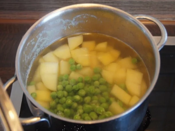 Regenbogen-Forelle mit Gemüse und Erbsen-Kartoffelstampf - Rezept - Bild Nr. 8