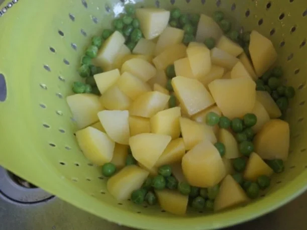 Regenbogen-Forelle mit Gemüse und Erbsen-Kartoffelstampf - Rezept - Bild Nr. 9