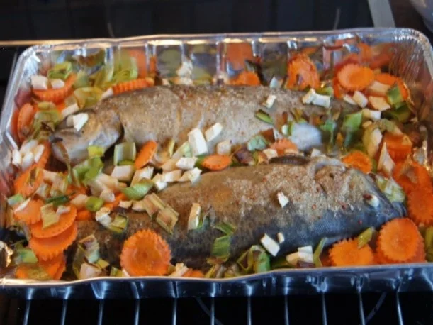 Regenbogen-Forelle mit Gemüse und Erbsen-Kartoffelstampf - Rezept - Bild Nr. 7