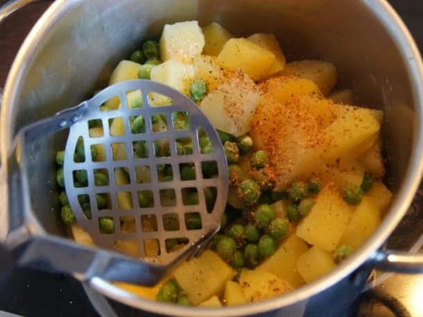 Regenbogen-Forelle mit Gemüse und Erbsen-Kartoffelstampf - Rezept - Bild Nr. 10