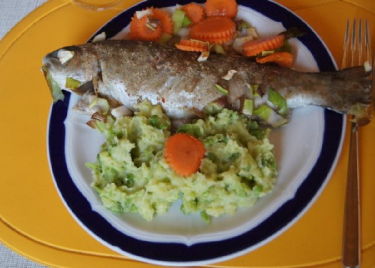 Regenbogen-Forelle mit Gemüse und Erbsen-Kartoffelstampf - Rezept - Bild Nr. 12