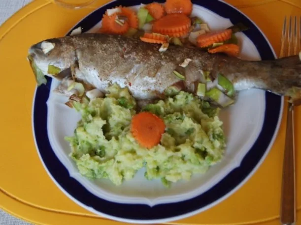 Regenbogen-Forelle mit Gemüse und Erbsen-Kartoffelstampf - Rezept - Bild Nr. 12